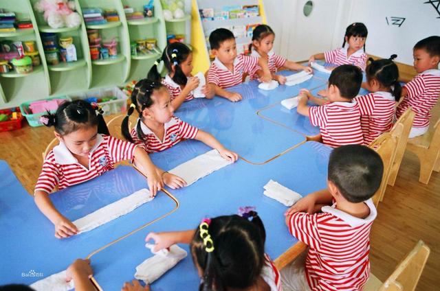 幼儿园超前教育的危害，孩子上二年级才真正爆发，能晚一年晚一年