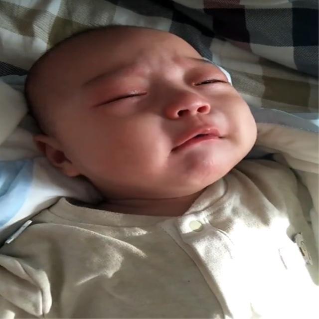 孩子睡得正熟，却突然哭闹不止，宝妈看到这一幕很心疼