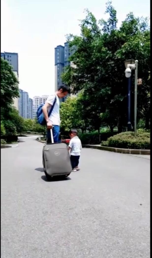 爸爸出差回来，故意给儿子制造一场偶遇，接下来一幕，看完不许笑