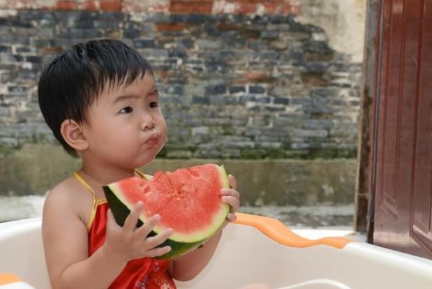 爸爸吃半个西瓜，“眼馋宝宝”偏要尝试，医生：要说多少次才听？