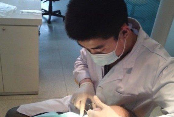 5岁男童每天吃一袋，1年后满嘴生疮，诊断结果：口腔癌后期