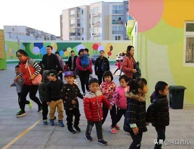 女孩戴银镯上幼儿园，家长发现不见后质问，老师的解释让她脸红