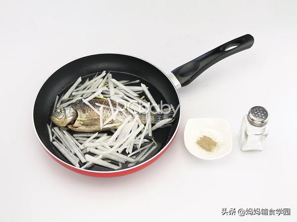 产后下奶神汤：萝卜丝鲫鱼汤，奶白味鲜，喝了下奶快