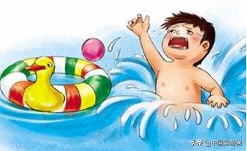 婴儿游泳好处多，孩子呛水、溺水怎么办？崔玉涛告诉你正确答案
