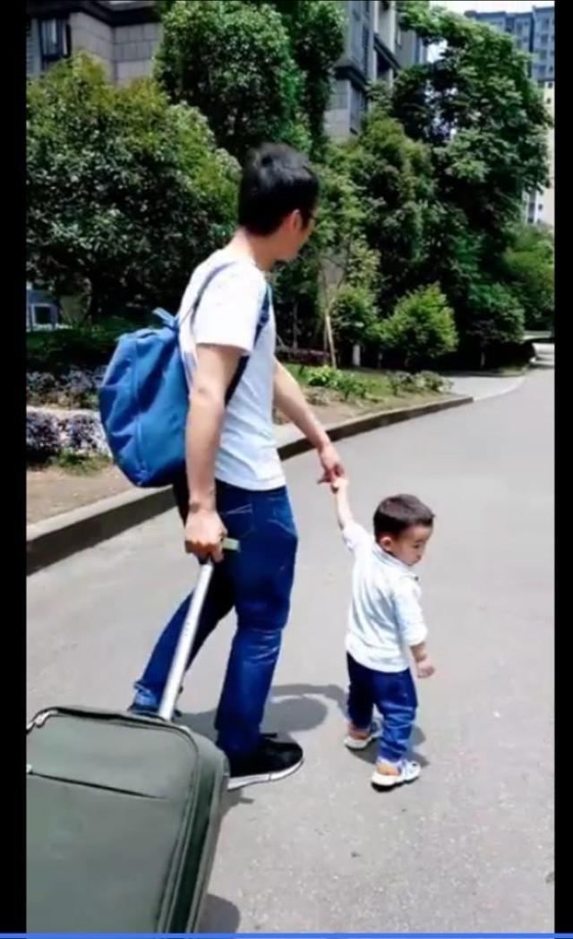 爸爸出差回来，故意给儿子制造一场偶遇，接下来一幕，看完不许笑
