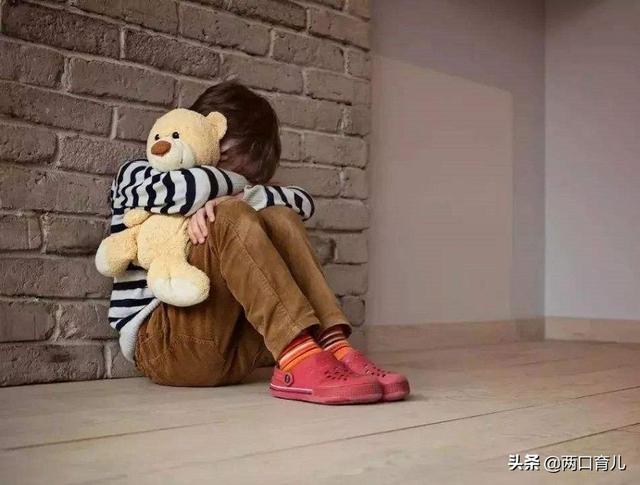 女儿喜欢夹腿是怎么回事？别误解这是正常现象，有女儿的都看看