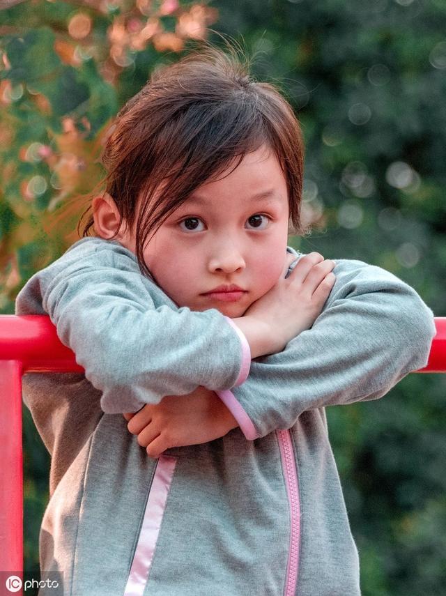 女儿太害羞，如何让女儿变得举止大方？