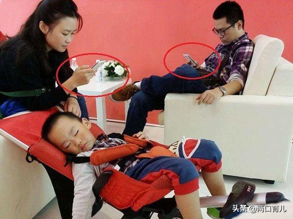 边玩手机边带娃，对孩子有害无益，“罪魁祸首”不光是辐射