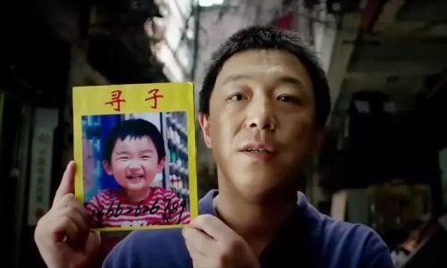 人贩子冒充家属当街抢娃，宝妈用一招化险为夷，值得所有父母一看