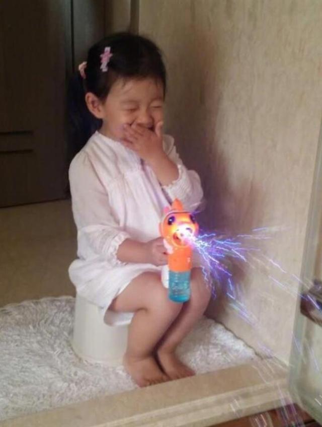 大S女儿“公主坐”引网友点赞：孩子的教养，是家长最好的名片