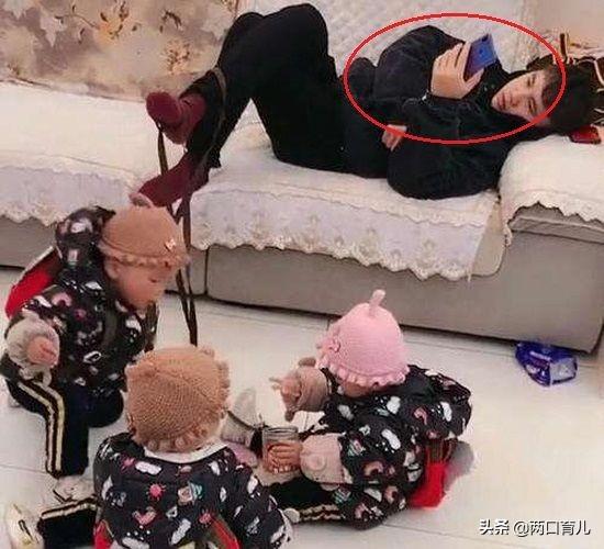 边玩手机边带娃，对孩子有害无益，“罪魁祸首”不光是辐射