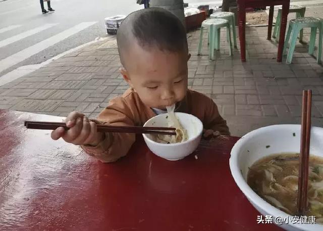 妈妈带2岁宝宝去面馆吃早餐，不让妈妈喂，自己吃的样子好乖