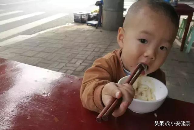 妈妈带2岁宝宝去面馆吃早餐，不让妈妈喂，自己吃的样子好乖
