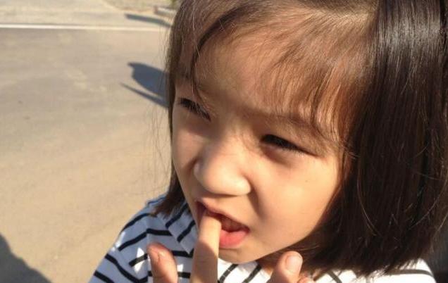 孩子总是咬指甲，家长别不在意！先找清楚原因？