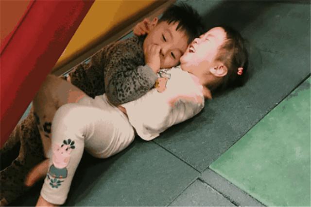 儿子玩具被抢，爸爸一个举动引起众怒，亲戚：一家子都不懂事