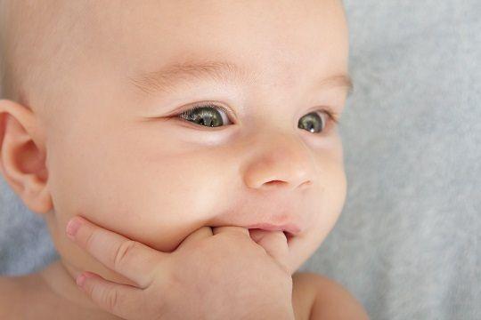 宝宝爱吃手怎么办？这个“毛病”要改吗？