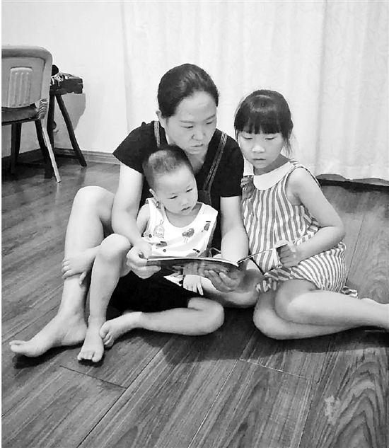 怕孩子上不了幼儿园 妈妈给娃报5个班