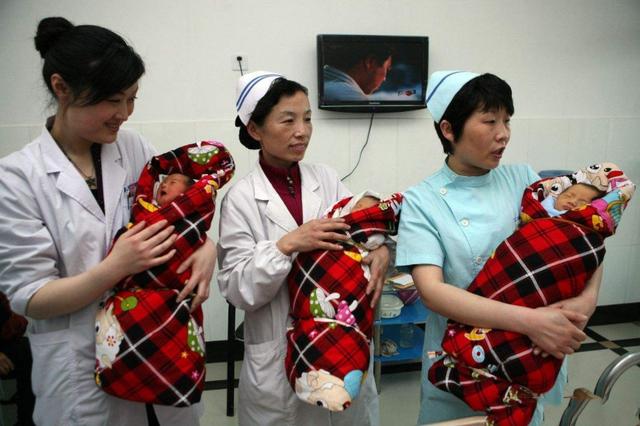 40岁产妇生下3胞胎，老公知道孩子性别后说：上辈子拯救过宇宙