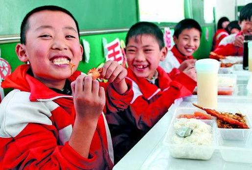 老人带娃：不食“三饭”，不睡“两觉”，两年没去过医院！感恩