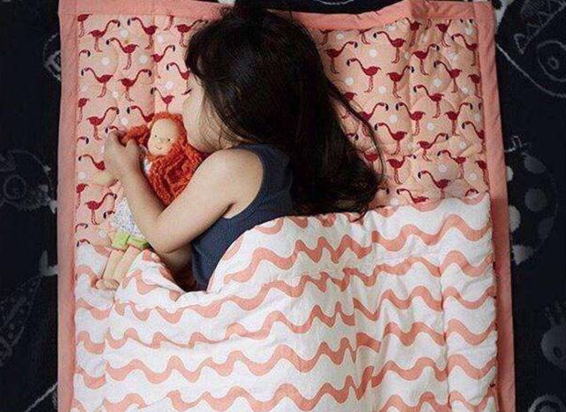 4岁女孩睡觉总是发笑，家长开始没放在心上，去医院检查后却晚了