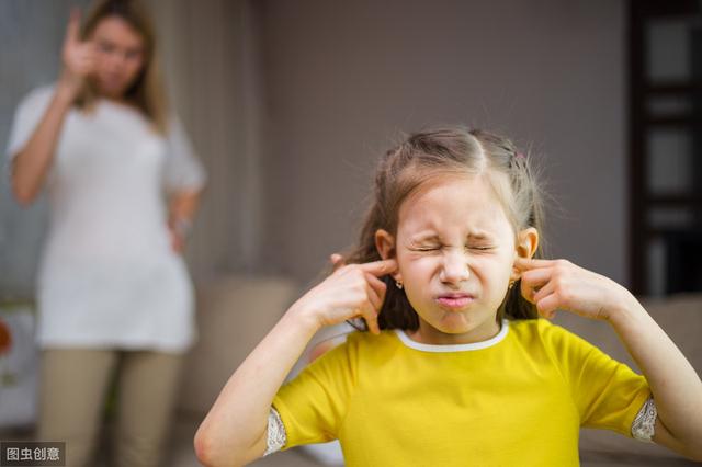 孩子打妈妈，该如何是好？聪明的父母这样对待孩子的无理取闹