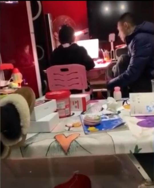 爸爸渐崩式辅导孩子作业，看到爸爸们的反应，妈妈们乐了