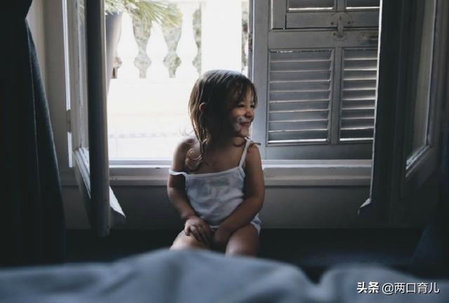 女儿喜欢夹腿是怎么回事？别误解这是正常现象，有女儿的都看看