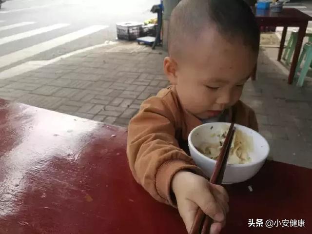 妈妈带2岁宝宝去面馆吃早餐，不让妈妈喂，自己吃的样子好乖