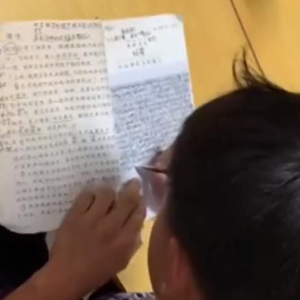 儿子正在写作业，妈妈凑近一看好无奈，网友：当医生的好苗子