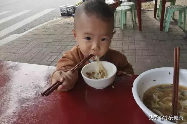 妈妈带2岁宝宝去面馆吃早餐，不让妈妈喂，自己吃的样子好乖