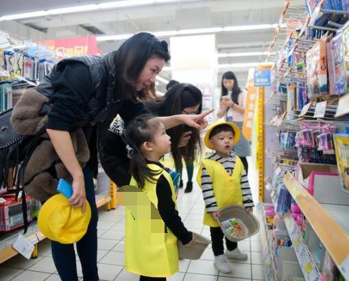 7岁男孩在超市偷糖果，妈妈发现后，三种不同的做法影响孩子一生