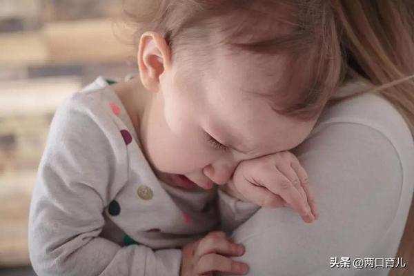 孩子没有安全感的表现，家长最好提前了解，超过6岁就很难改了