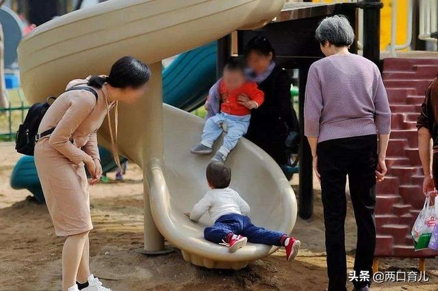 狗狗的异常反应，让夫妻俩心中警惕，孩子交给谁带最安心？