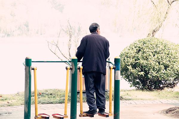 60岁的老年人，每天睡多久才好？有一个标准范围，希望你清楚
