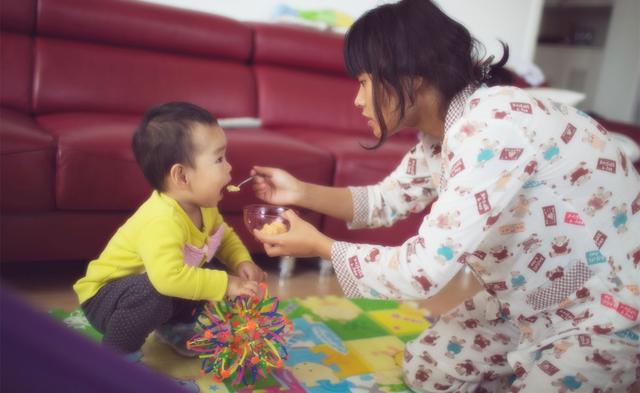 孩子多大可以自己练习吃饭？育儿专家提醒：别错过这个时间