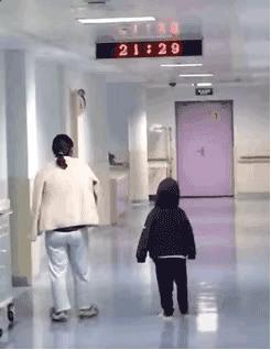 妈妈刚生完二胎，只有5岁儿子默默守着，他深夜这个举动鼻子一酸