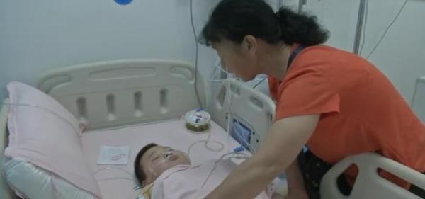 男孩误吞杏核差点要命 医生紧急抢救 发现背后的原因太让人心疼