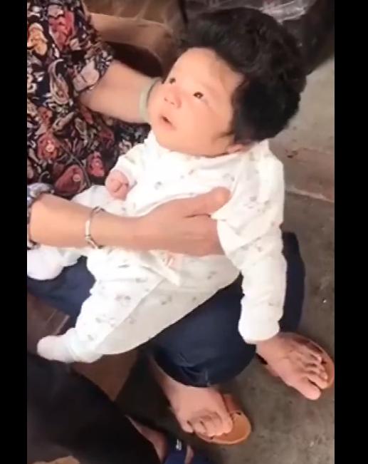 出生仅42天就成了小明星，一头乌黑的秀发，让中年油腻男羡慕不已