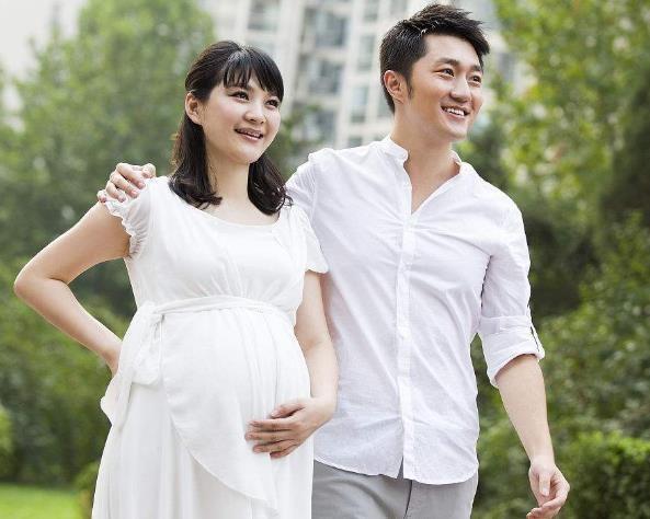 孕晚期散步时，孕妇要避开这两种情况，别忽视了