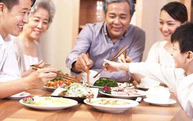 每逢节日，爷爷说：总来蹭饭，嫌弃你不？孩子的回答让人哭笑不得