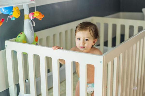 国外小婴儿都能分房睡，为啥我们不行？6岁前最好别逼孩子