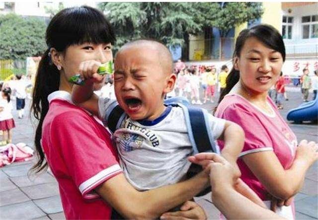 一上幼儿园就大哭，孩子“适应能力”如何培养？父母要掌握这3点