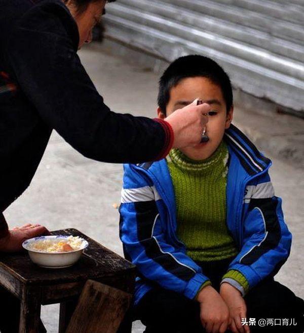 孩子被惯坏的4种表现，第二个最不能忍，再不纠正就晚了