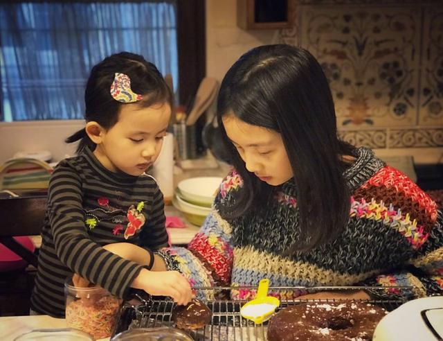 如果生了两个女儿，你还再生三胎吗？妈妈们给出的答案，太戳心了