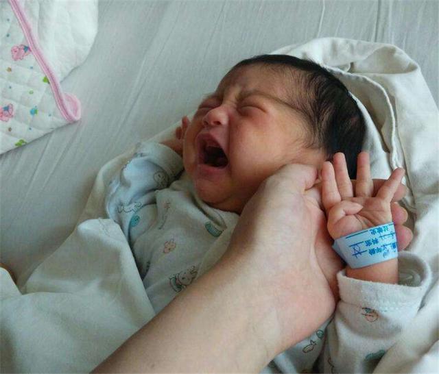 为什么很多宝宝抱着就睡着，一放下就醒？宝妈看过来