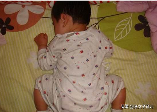 宝宝睡觉总喜欢滚来滚去，不外乎这4个原因，最后一个让宝妈感动
