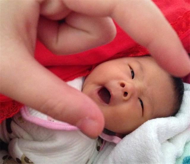 为什么很多宝宝抱着就睡着，一放下就醒？宝妈看过来