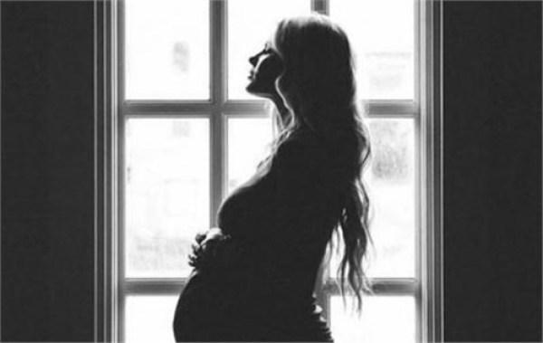 羊水破裂后孕妇骑摩托车外出，背后原因令人心寒