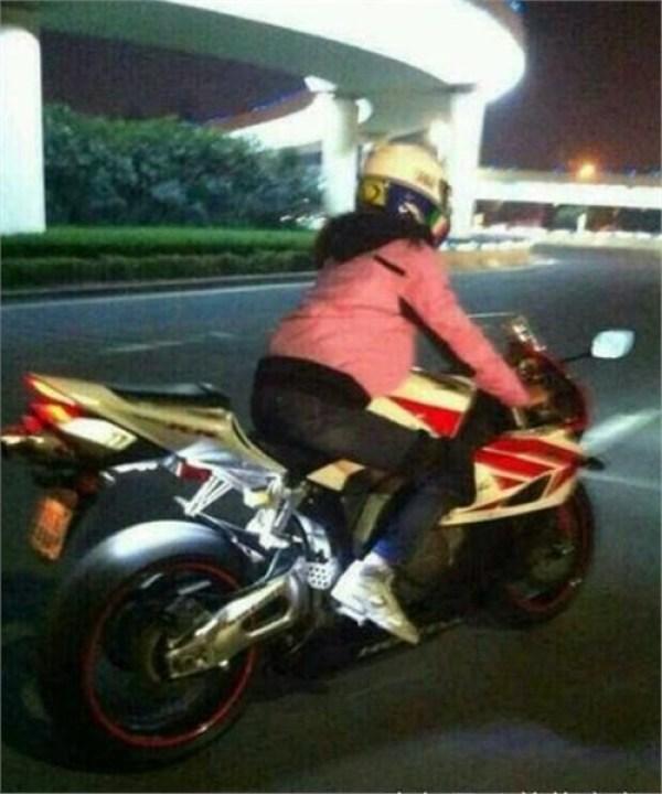 羊水破裂后孕妇骑摩托车外出，背后原因令人心寒