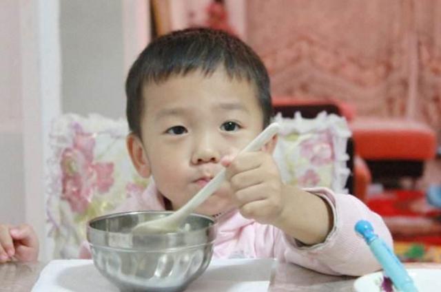 4岁女童不再长个，只因常吃这4种食物，医生直言：很多娃在吃